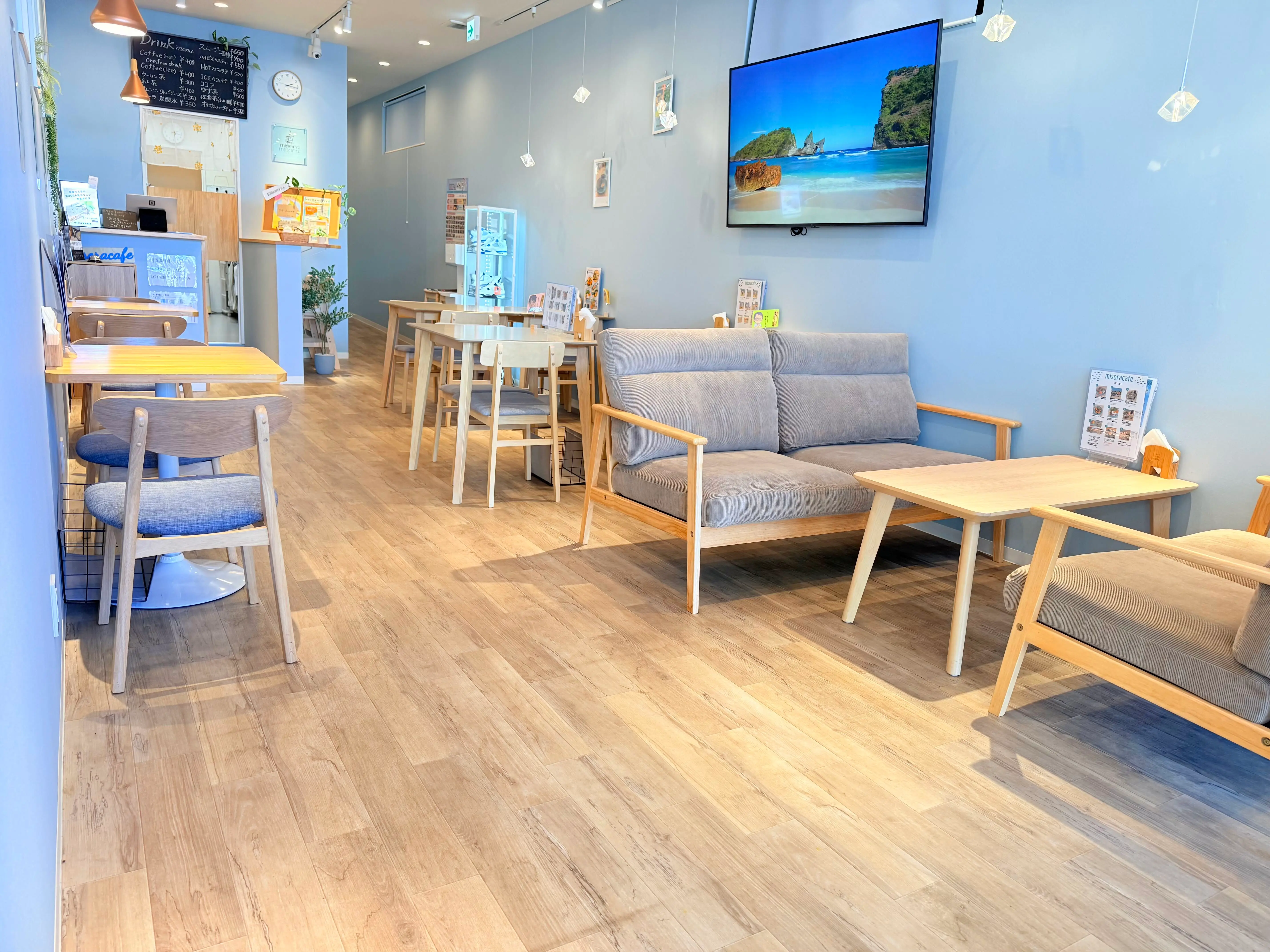 misora cafe の店内。木の床に布張りのソファと木のテーブルが置かれている
